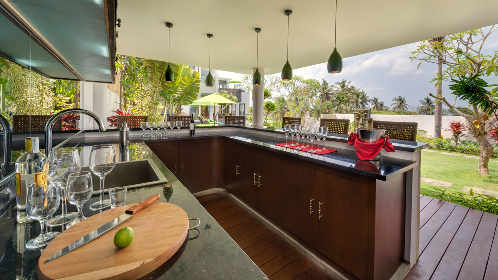 Villa LuWih - Poolside bar